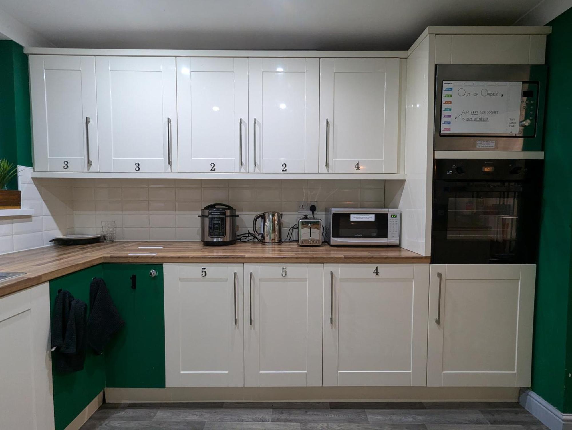 R3 - Cozy Small Double - City & Beach Access, Wifi, Free Parking - Self Catering Swansea Exterior foto
