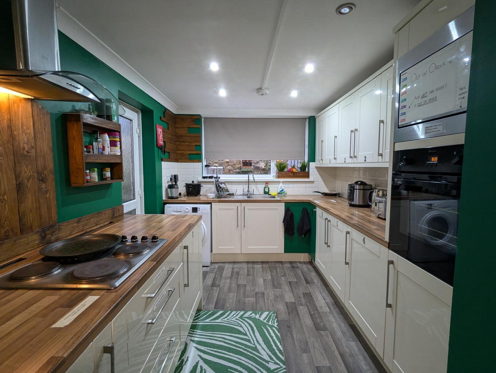 R3 - Cozy Small Double - City & Beach Access, Wifi, Free Parking - Self Catering Swansea Exterior foto