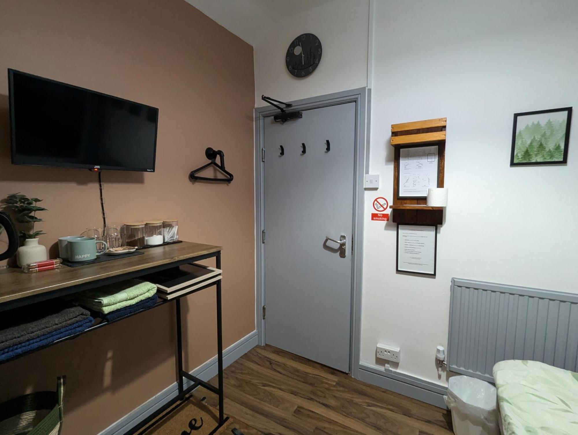 R3 - Cozy Small Double - City & Beach Access, Wifi, Free Parking - Self Catering Swansea Exterior foto