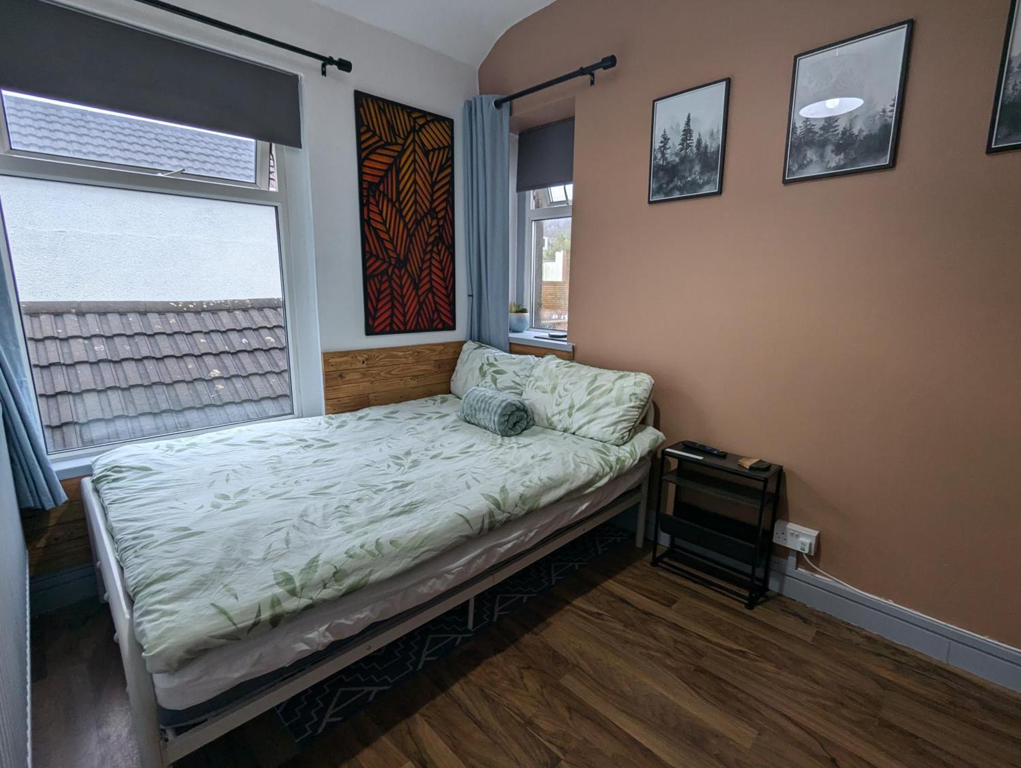 R3 - Cozy Small Double - City & Beach Access, Wifi, Free Parking - Self Catering Swansea Exterior foto
