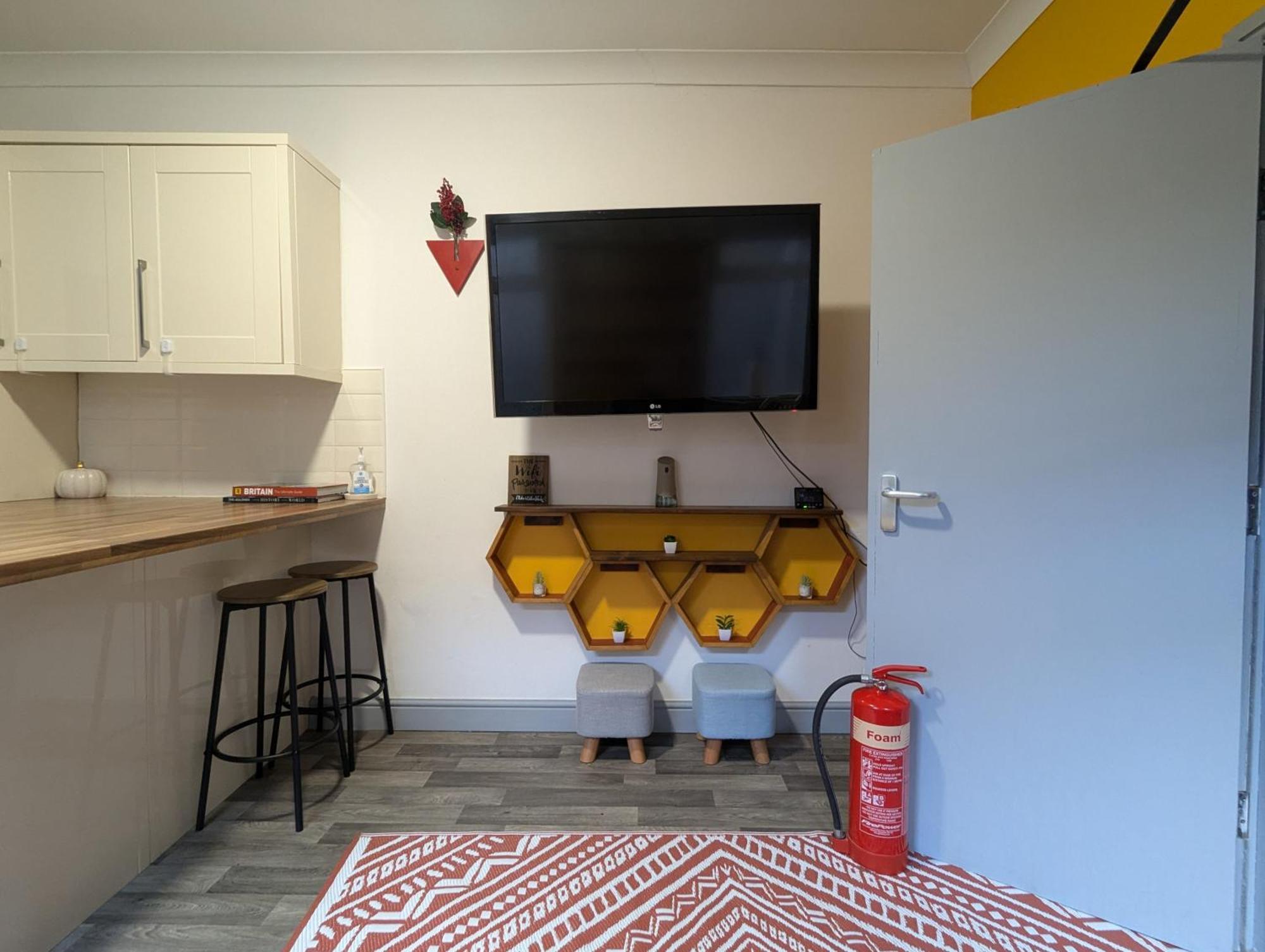 R3 - Cozy Small Double - City & Beach Access, Wifi, Free Parking - Self Catering Swansea Exterior foto
