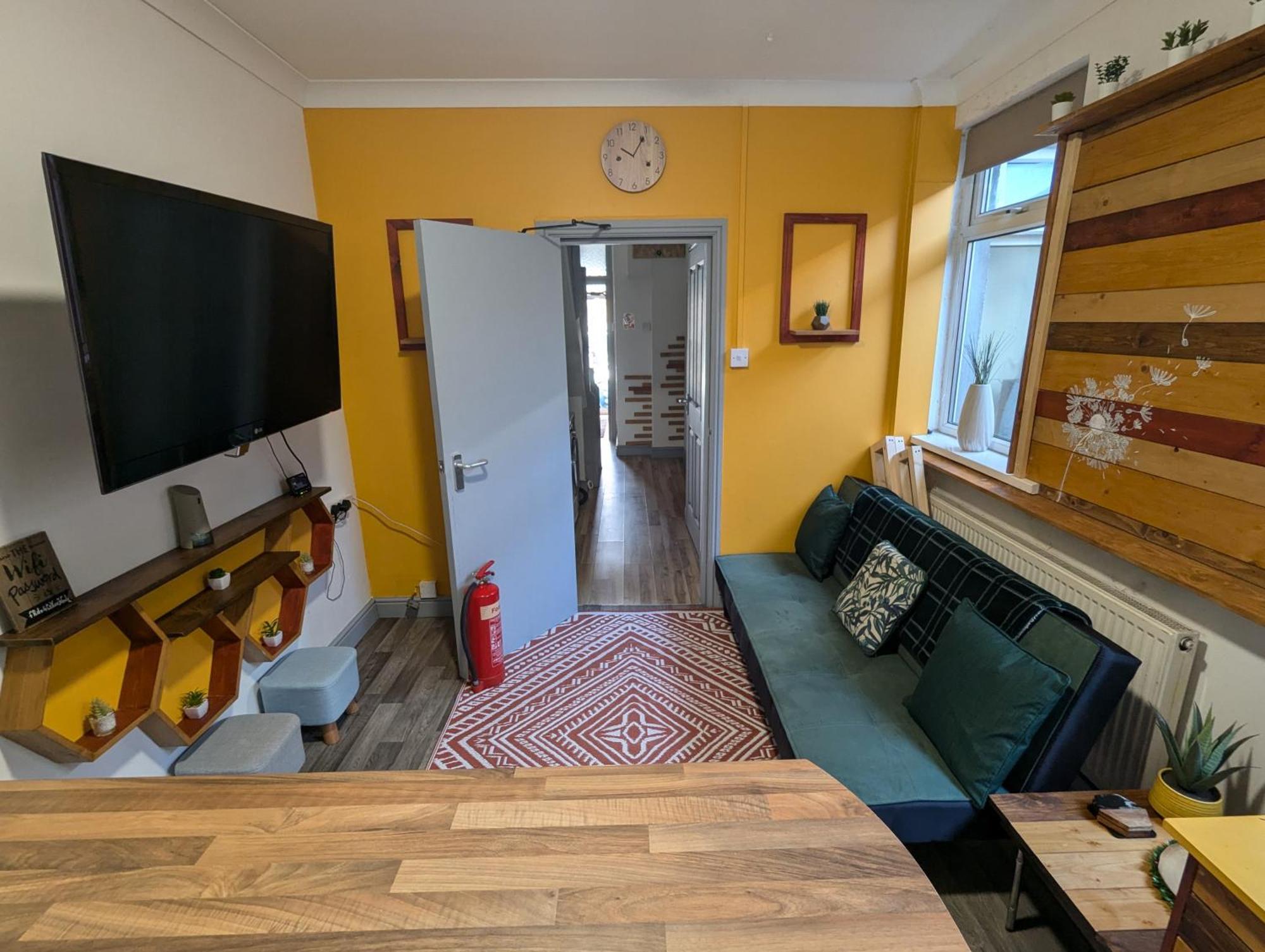 R3 - Cozy Small Double - City & Beach Access, Wifi, Free Parking - Self Catering Swansea Exterior foto